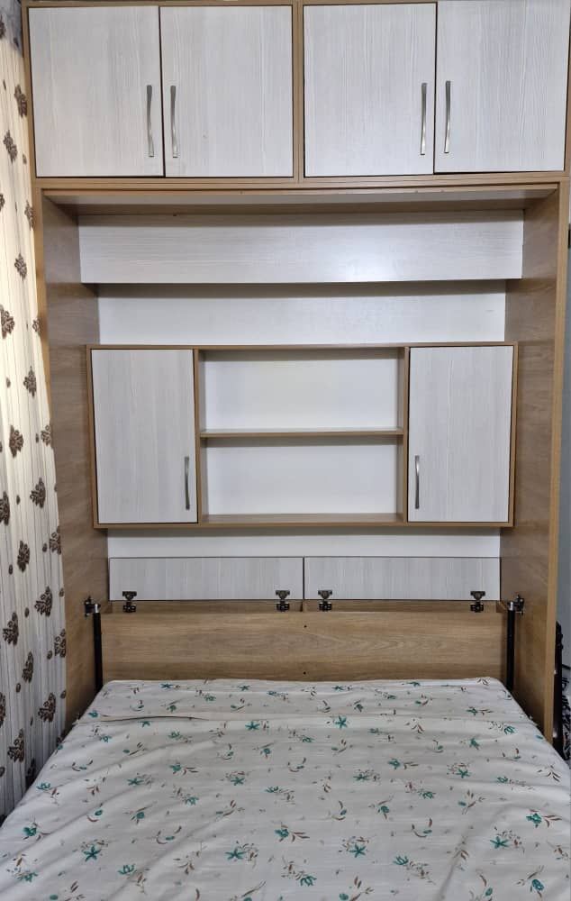 تخت تاشوی دیواری با سازه چوبی و کابینت‌های بالایی